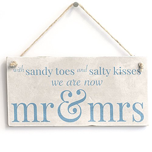 schlitzgnff avec Sandy Toes. MR &amp ; Mrs - Handcrafted woodplate wedding/married sign...
