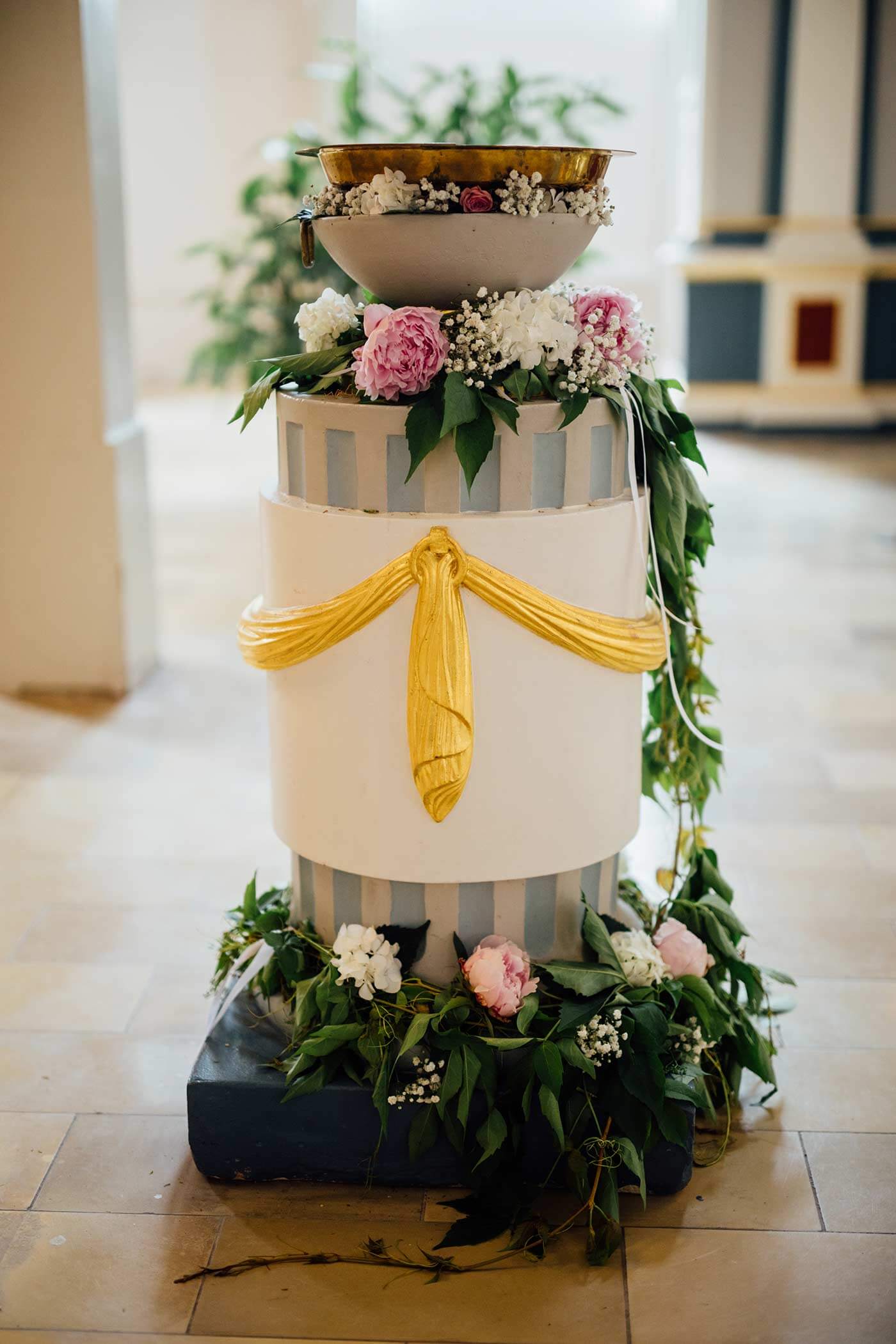 Décoration florale pour le baptistère