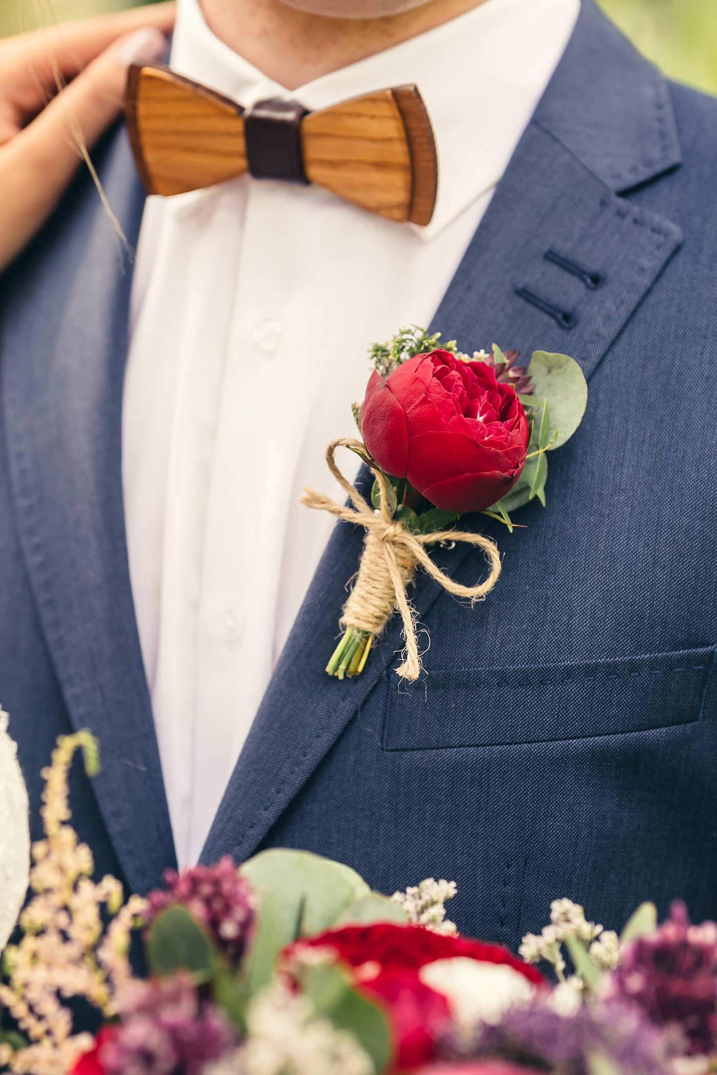 Broche de marié rouge