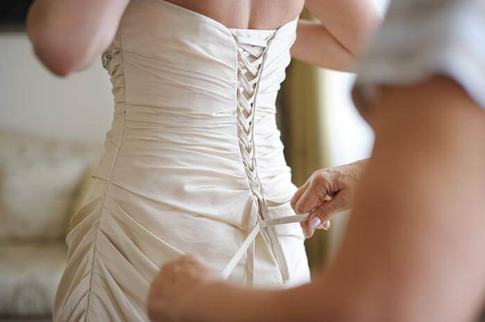 habillage robe de mariée aide