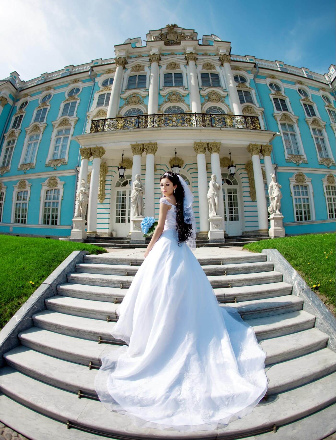 En robe de mariée devant un château