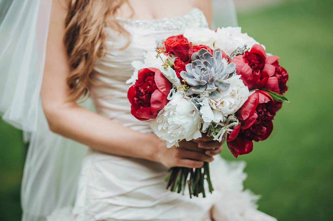 bouquet de mariée avec pivoines et renoncules