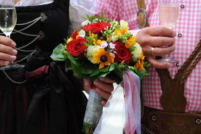 bouquet de mariée mariage en costume traditionnel
