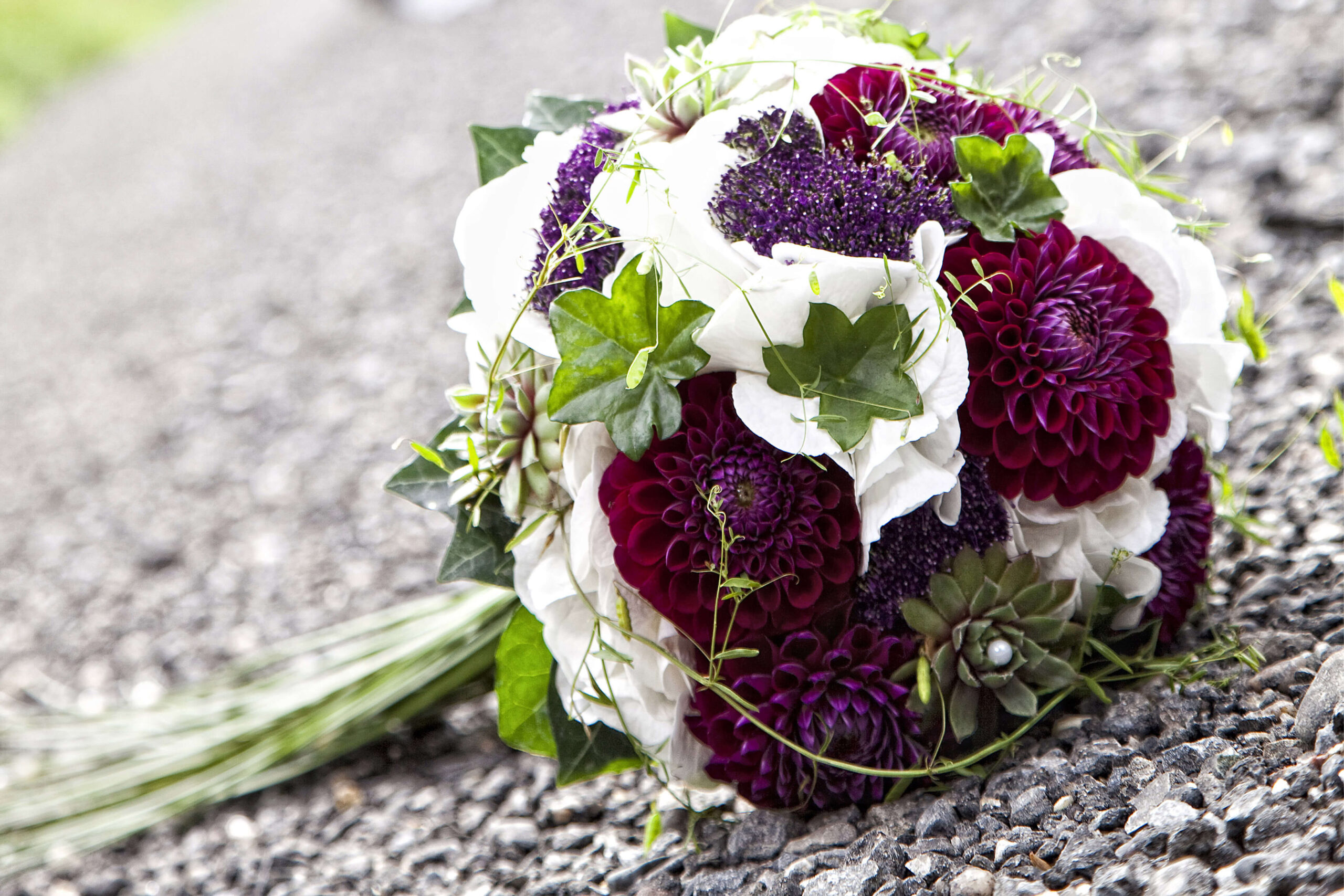 bouquet de mariée violet foncé