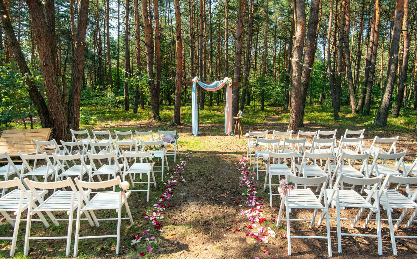 Cérémonie de mariage libre en forêt