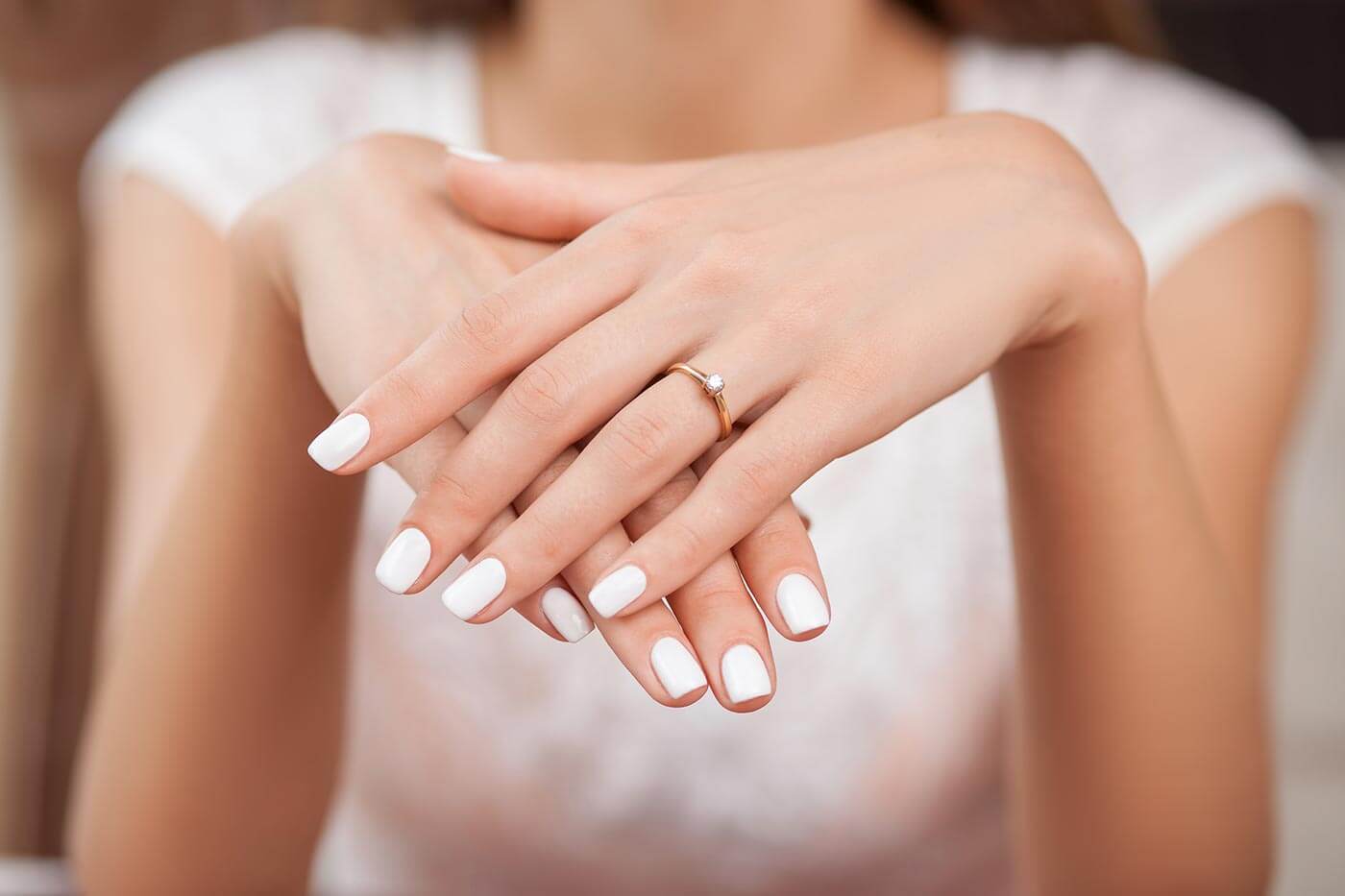 vernis à ongles de mariage en blanc