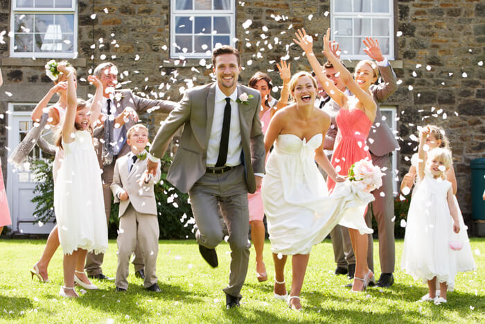 Pour lancer des pétales de rose au mariage