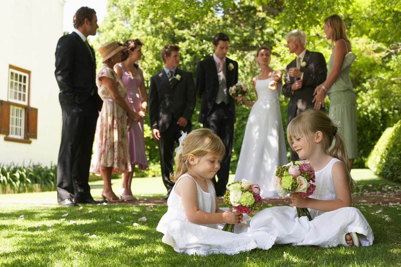 mariage à la maison dans le jardin