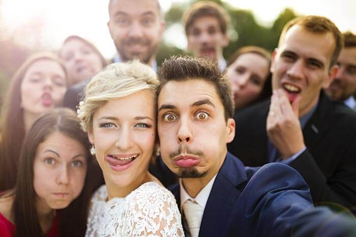 Faire des grimaces sur les photos de mariage
