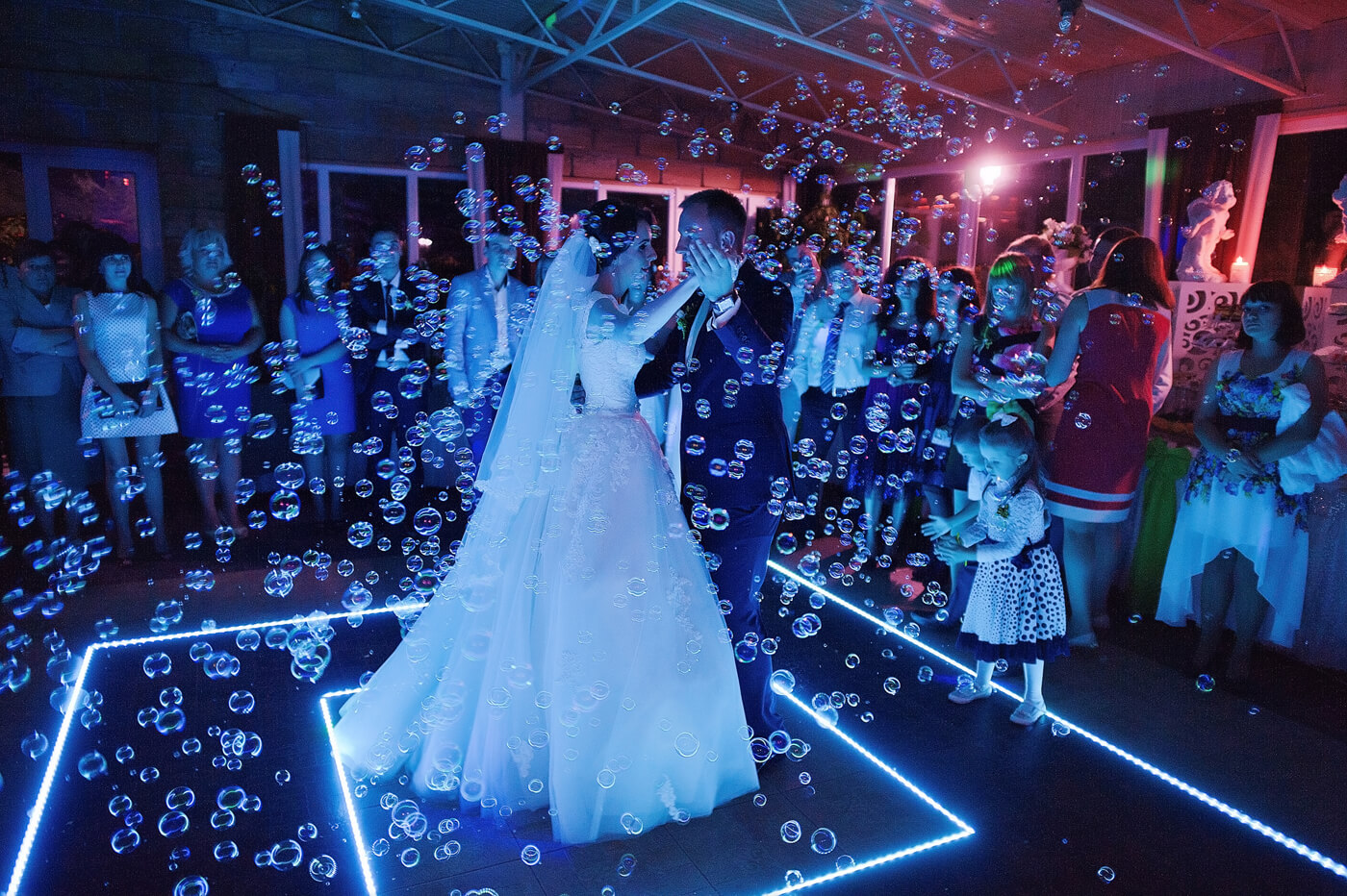 danse de mariage avec bulles de savon