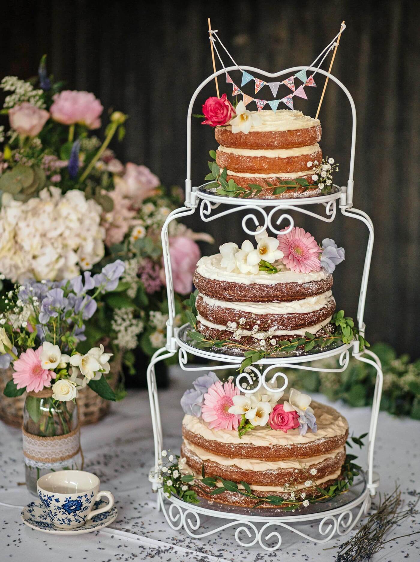 gâteau de mariage sur étagère