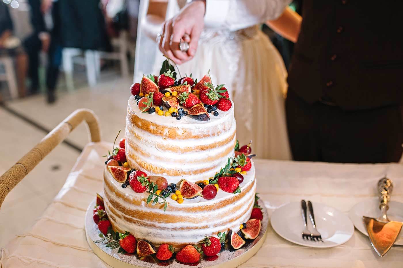 découper un gâteau de mariage