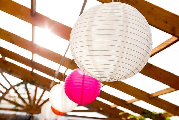 Lampions pour le mariage sur la terrasse