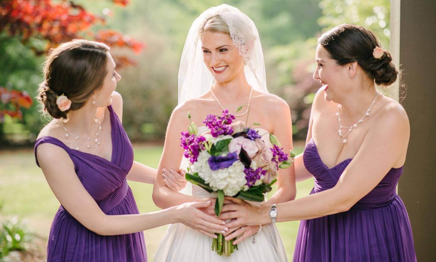 robe violette au mariage