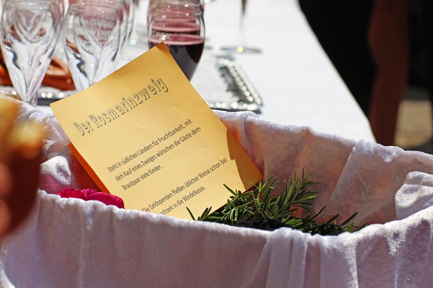 branche de romarin broches de mariage pour les invités