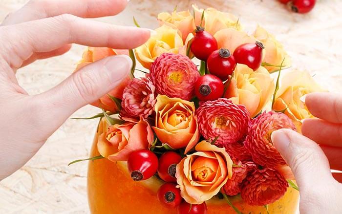 Arranger la décoration de table citrouille fleurs