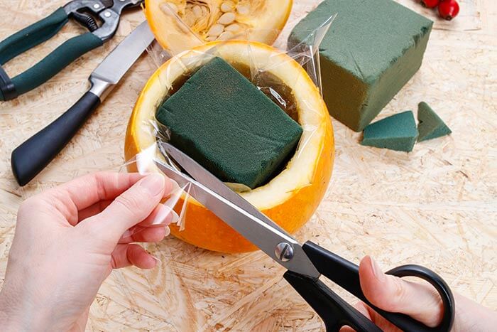 Décoration de table Mettre la masse de bouture dans la citrouille