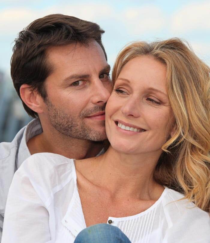 Entretien de mariage - Le prêtre veut en savoir plus sur le couple