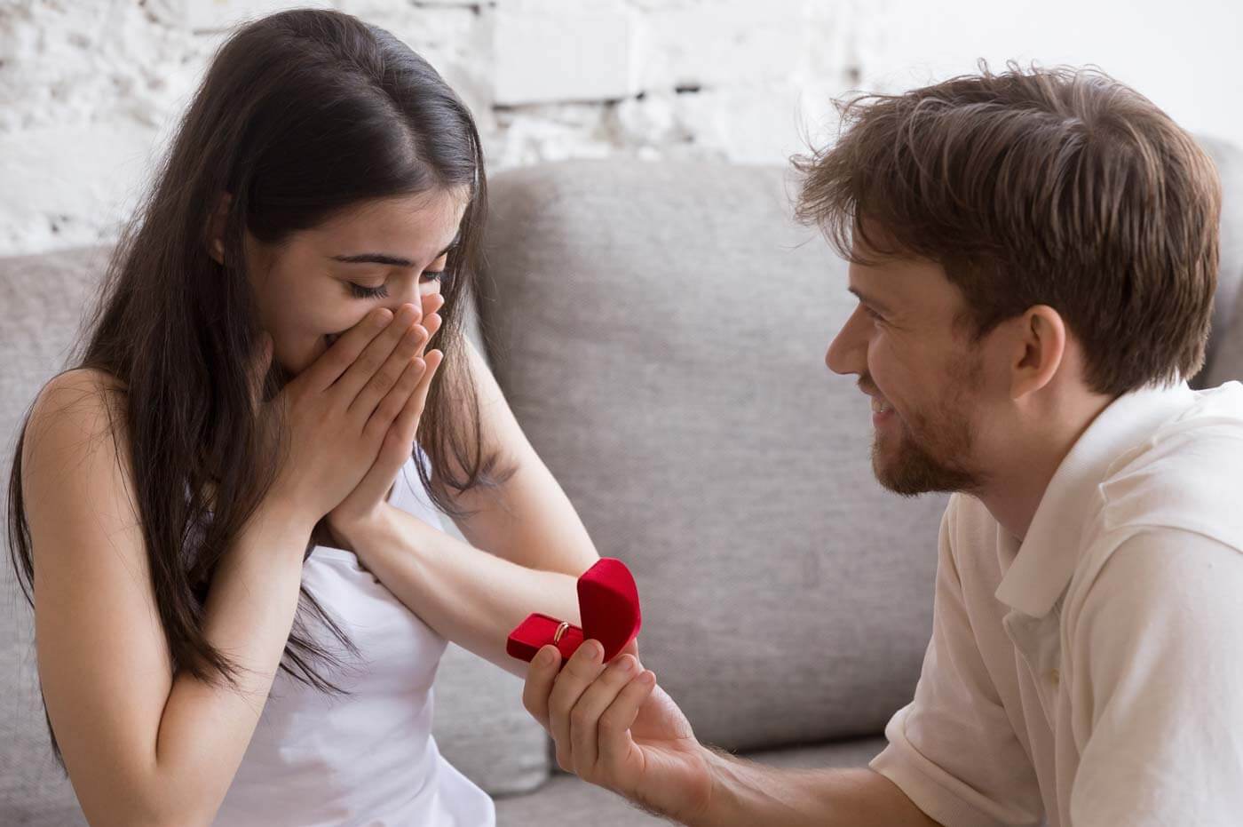 Où porter la bague de fiançailles