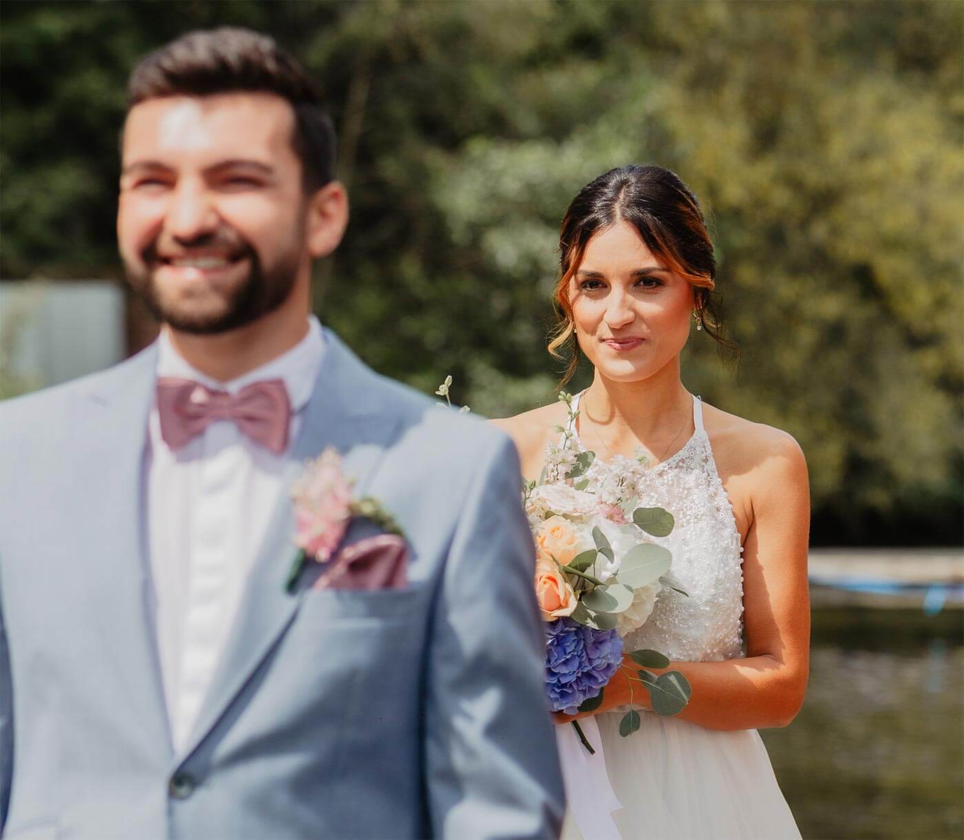 Le marié rencontre la mariée