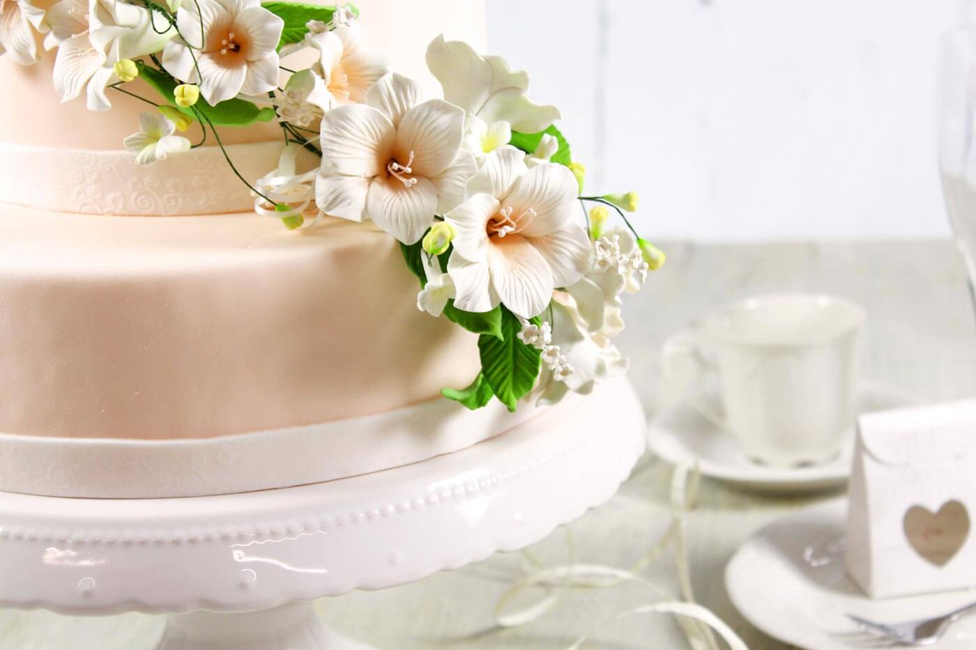 gâteau de mariage simple avec fleurs 