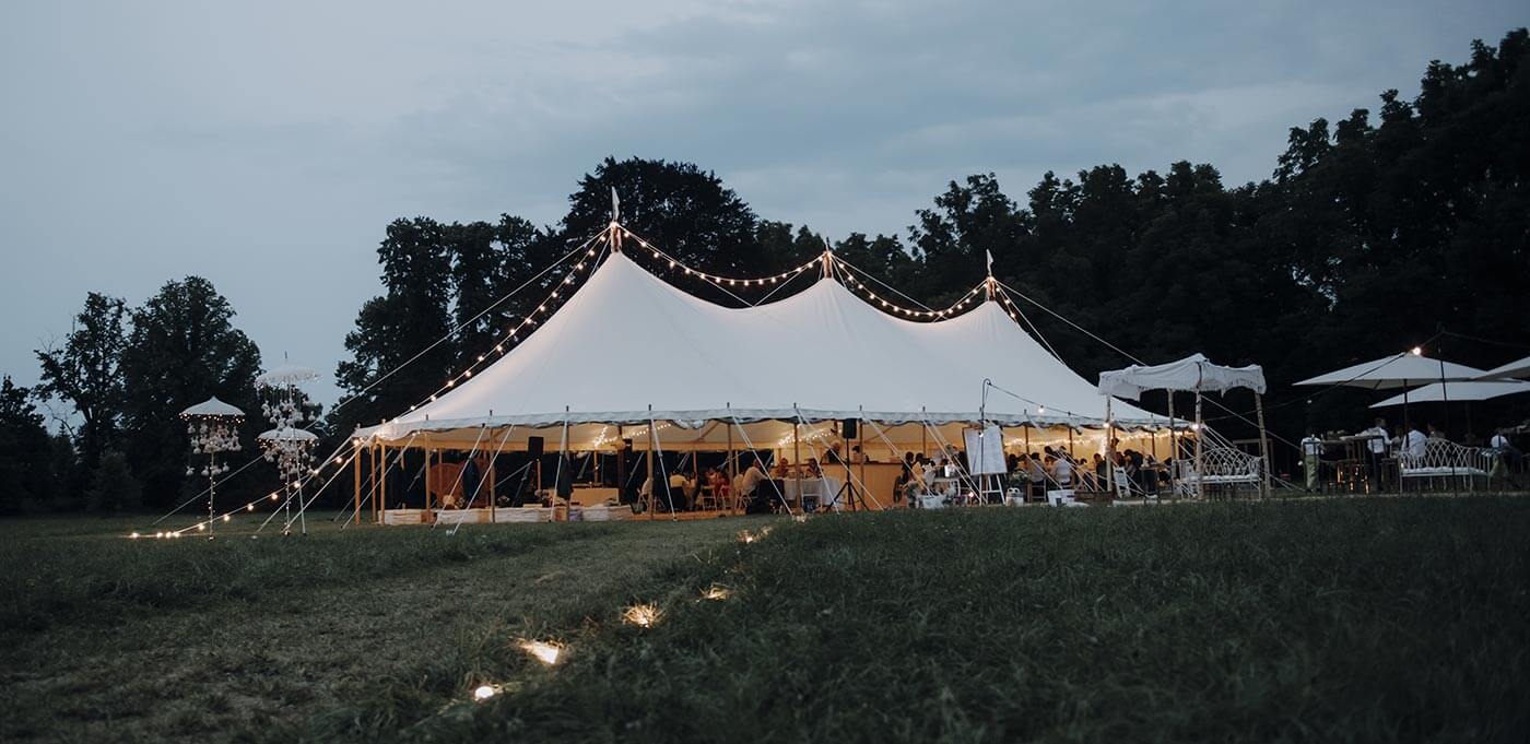 Mariage en plein air sous tente
