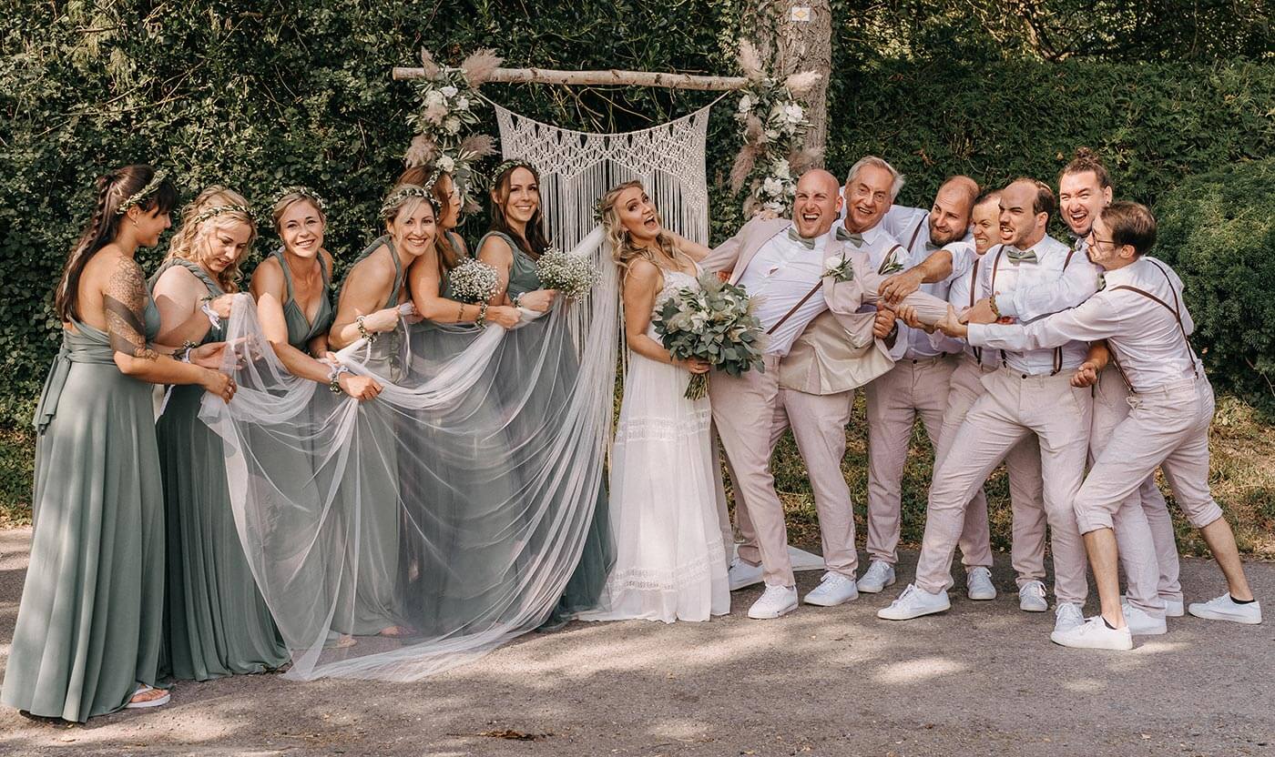 Photo de groupe amusante mariage